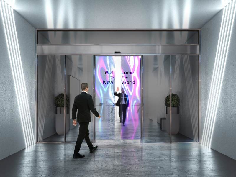 Η LG ετοιμάζει συρόμενες πόρτες με ενσωματωμένες διάφανες οθόνες OLED